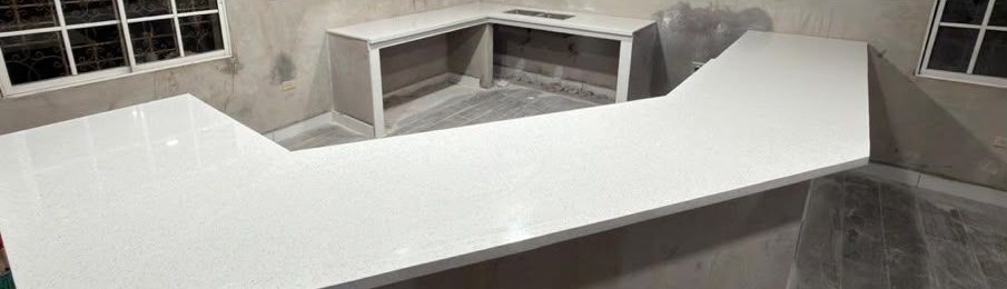 Encimera en cuarzo Blanco Estelar instalada