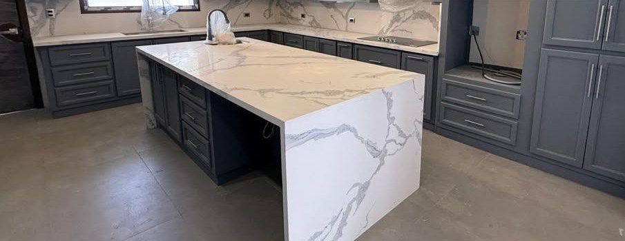 Encimera en cuarzo Calacatta Blanco instalada