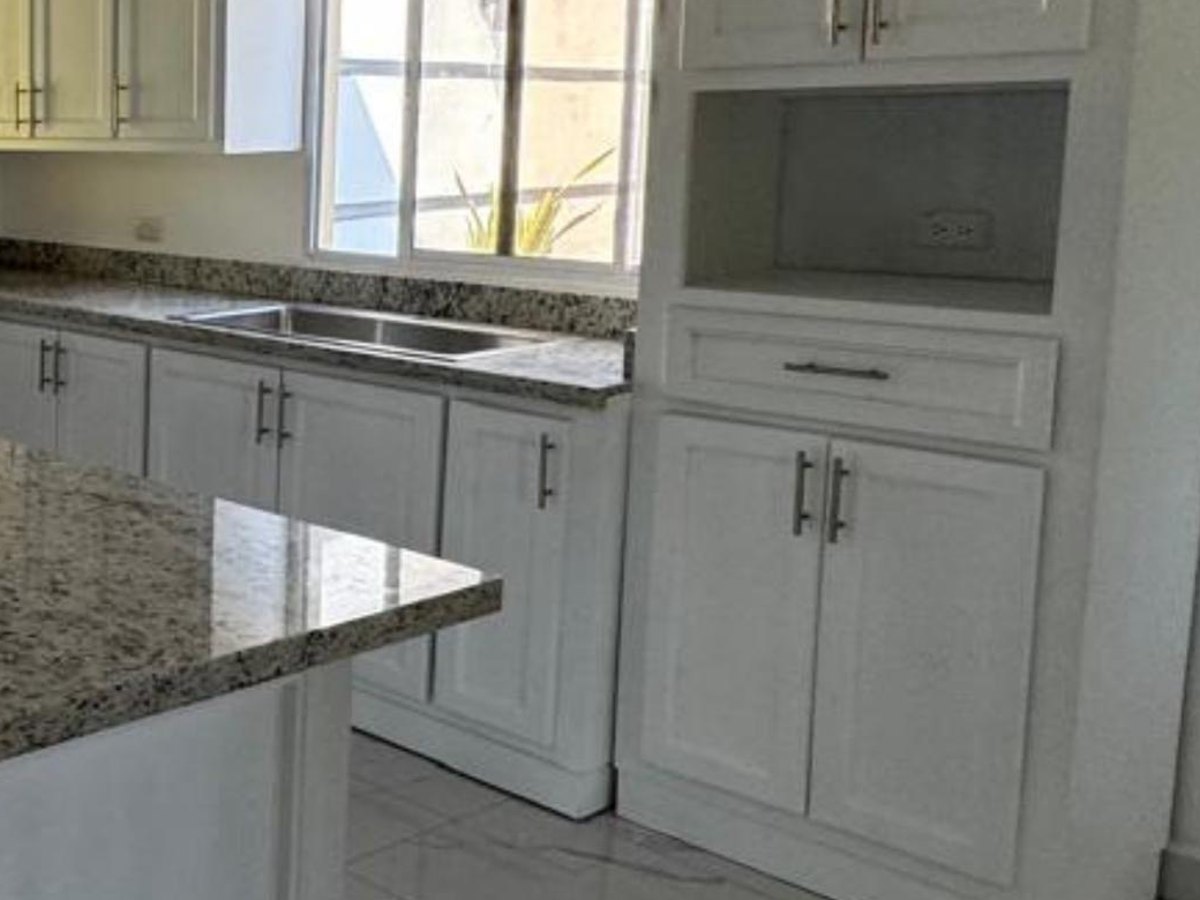 Cocina blanca con encimera de granito
