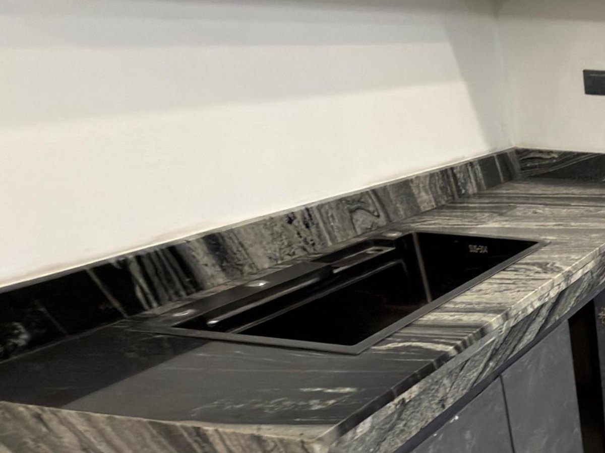 Cocina gris con isla de cuarzo blanco
